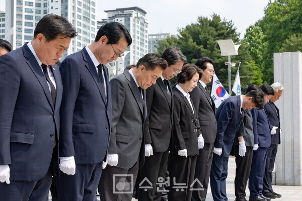 이재준 수원특례시장, 추미애 경기도지사 당선인 등과 수원 현충탑 참배