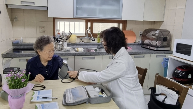 안산시 상록수보건소, 어버이날 맞아 독거어르신 방문간호 활동 펼쳐