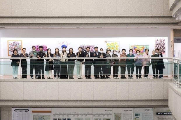 양주시, 주간보호센터 이용 어르신 작품전 '삶이 꽃이 되다' 개최