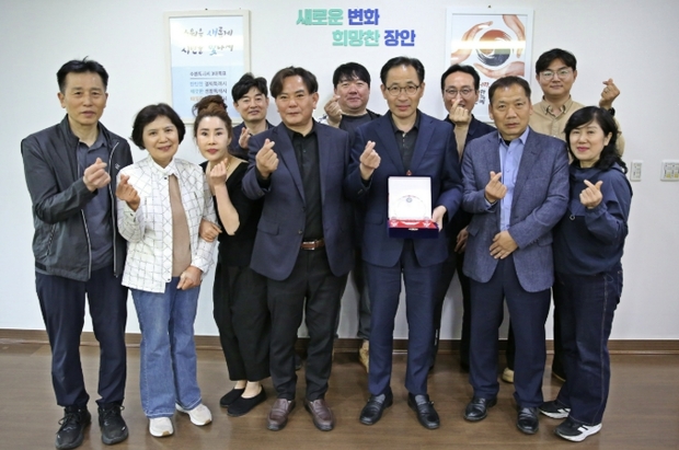 지역경제 활력 불어넣은 만석거 새빛축제, 수원시 장안구 송죽동상인연합회 감사패로 화답