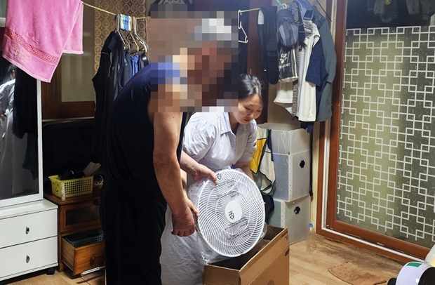 수원특례시, 폭염 취약계층 건강한 여름나기 지원…사례관리대상자에 냉방용품 전달